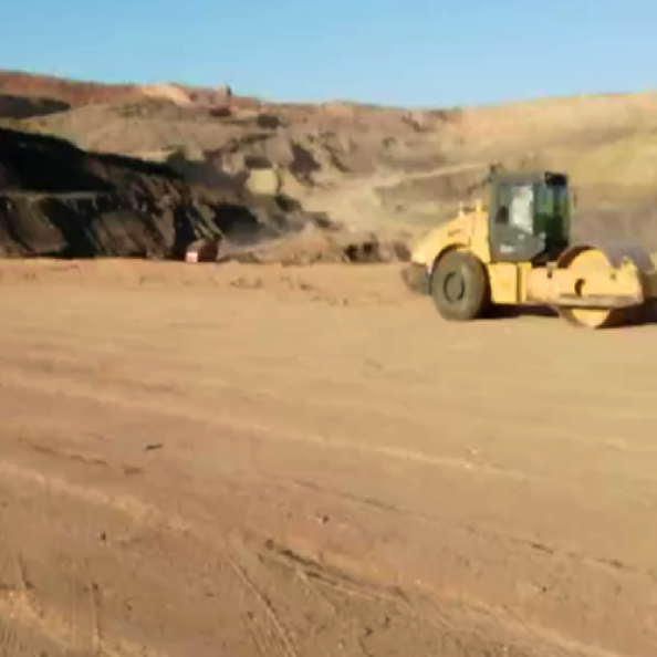 (11) SZWQ煤矿煤层自燃处治(4.碾压)
Compacting soil for spontaneous combustion in SQ coal mine, in 2018 (11) SZWQ煤矿煤层自燃处治(4.碾压)
Compacting soil for spontaneous combustion in SQ coal mine, in 2018